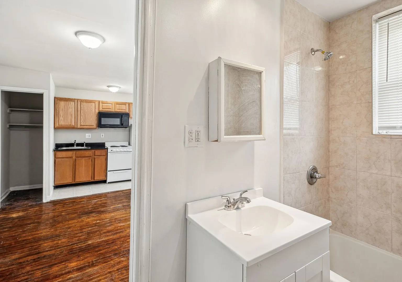 Studio, $990 — Photo 4