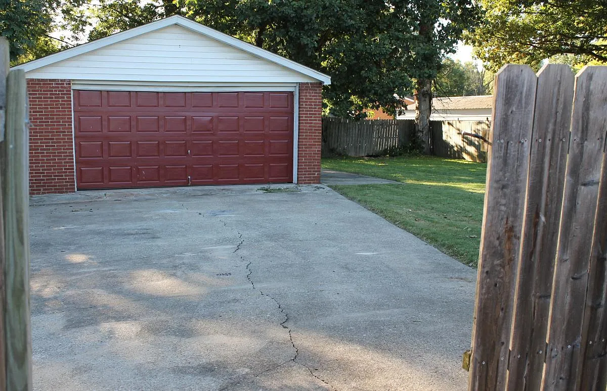 3 bed, 1000 sqft, $1,400 — Photo 3