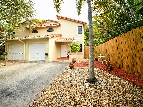 2nd image of 2927 Catalina St #4