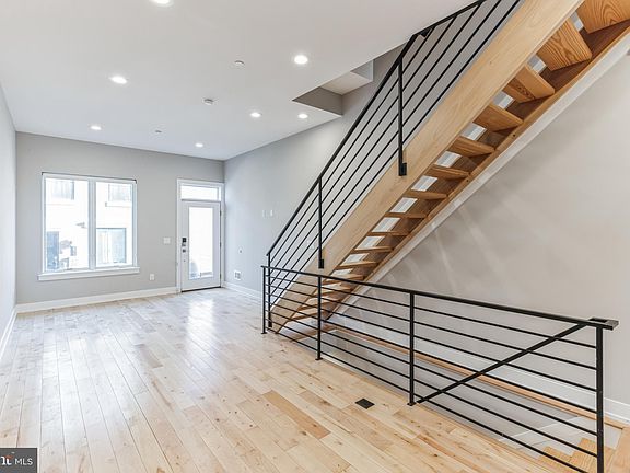 3rd image of 3014 W Cabot St
