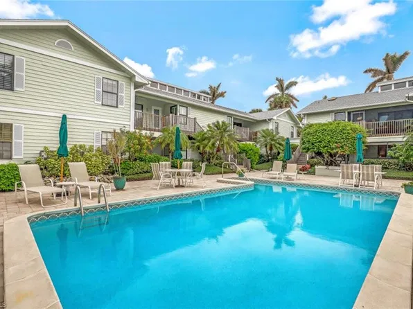 880 8th Ave S APT 101, Naples, FL 34102