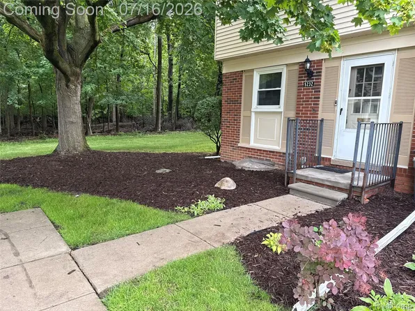 5232 Breeze Hill Pl, Troy, MI 48098