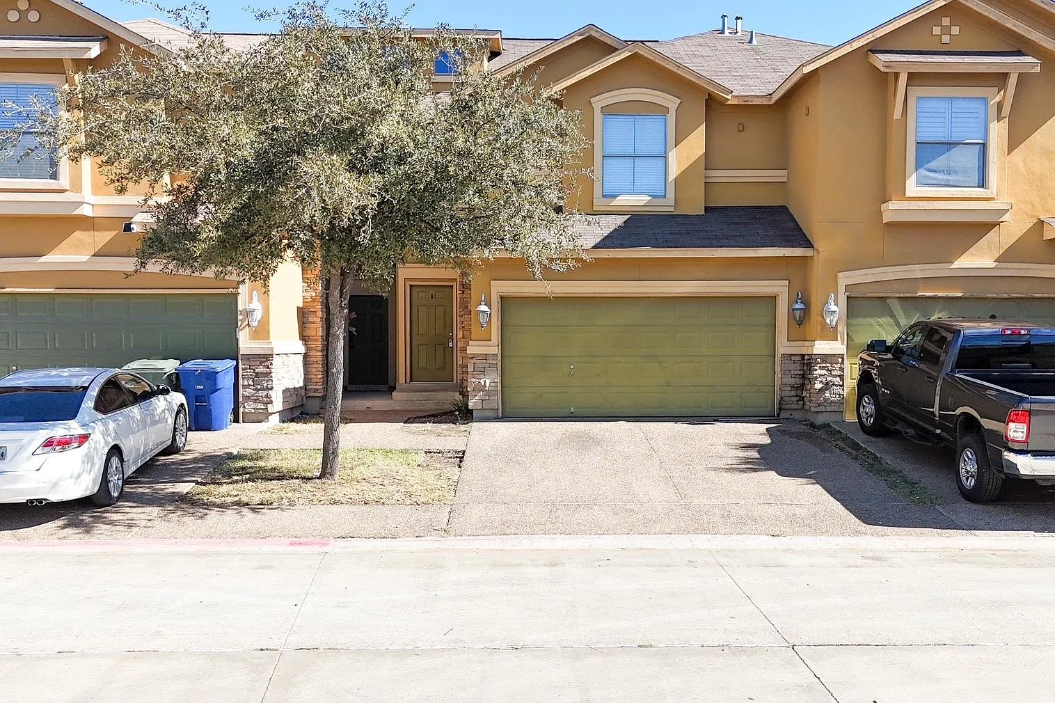 4 bed, 2.5 bath, 2137 sqft, $1,800 — Photo 1