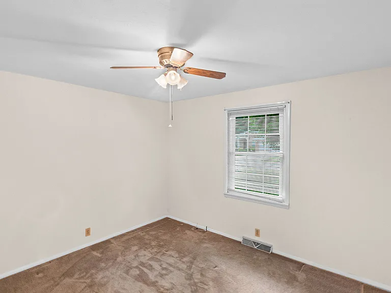 206 Joan Ave — Photo 8