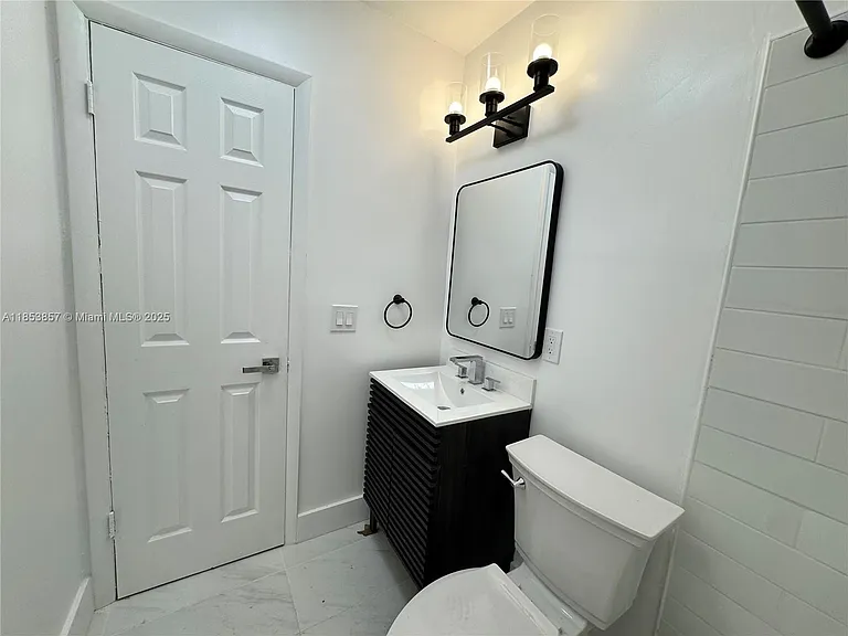 4317 NE 21st Ave #7 — Photo 4