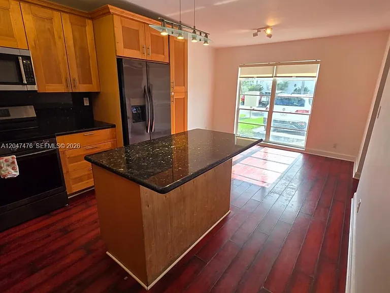 926 NE 27th Ave #926 — Photo 6
