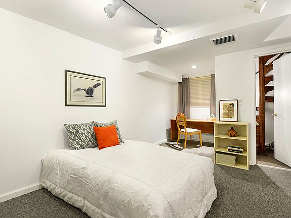 3rd image of 356 W 23rd St