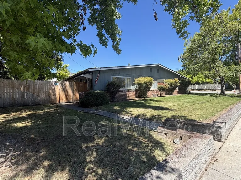 206 NW Savage St — Photo 2
