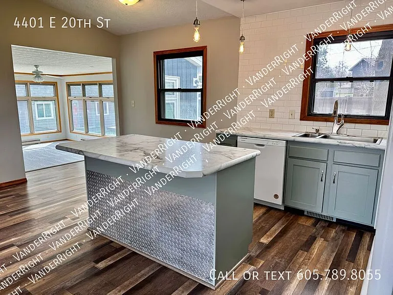 4401 E 20th St — Photo 3