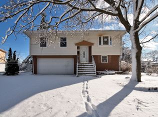 403 Hillside Dr, Streamwood, IL