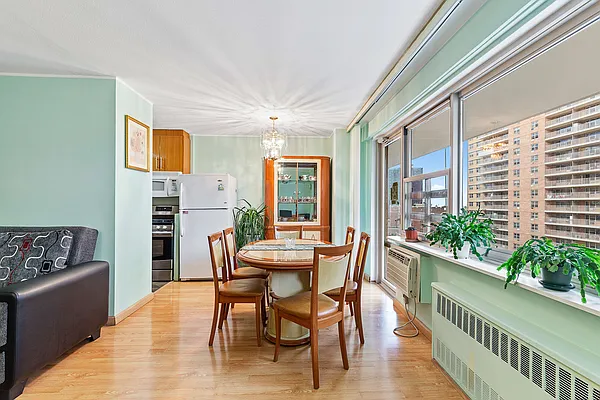 Sold by Thomas Lipovetsky, LREB | media 16