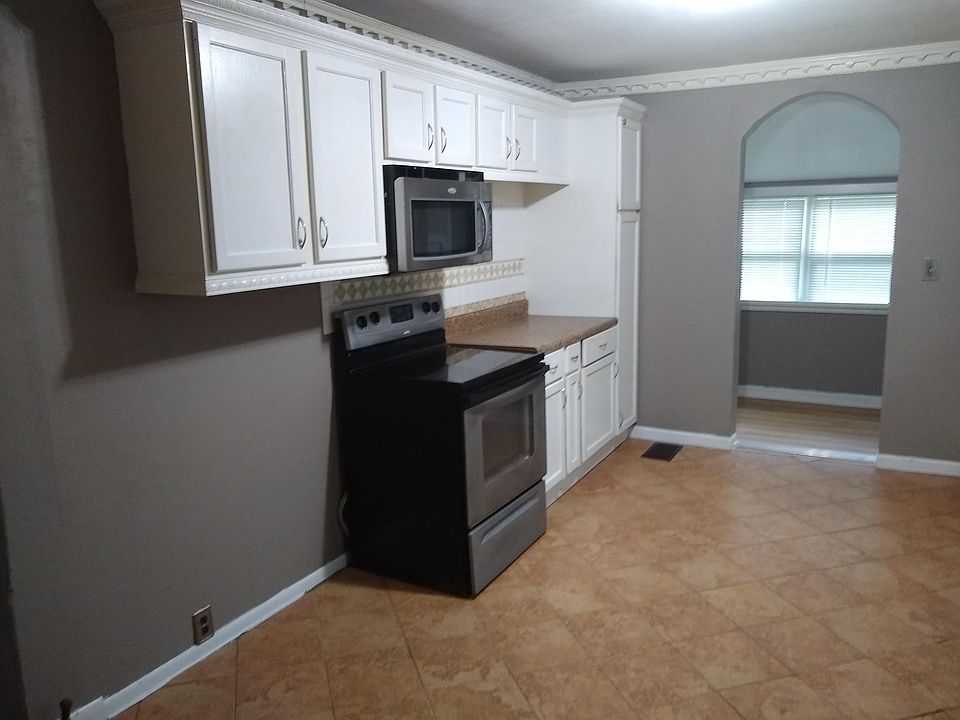 2nd image of 2036 Carroll St