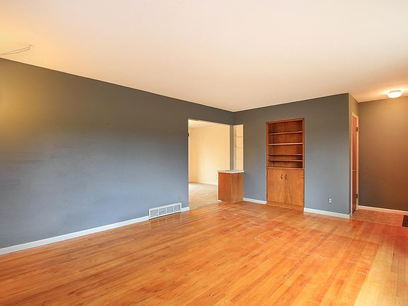 5th image of 831 Elmdale St NE