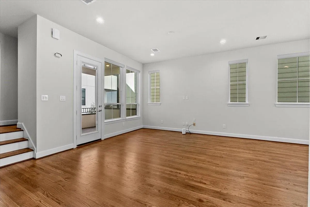 3 bed, 3.5 bath, 2196 sqft, $3,100 — Photo 2