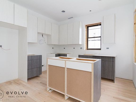 3rd image of 2622 N Rockwell St #2EO2