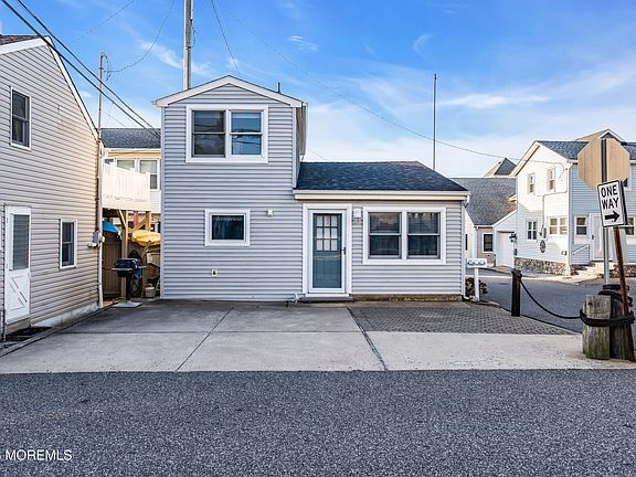 2nd image of 53 E Bay Way