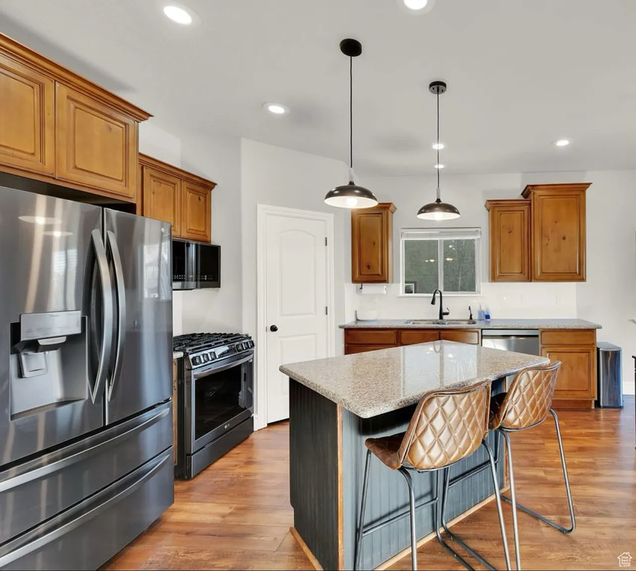 4 bed, 3319 sqft, $700 — Photo 4