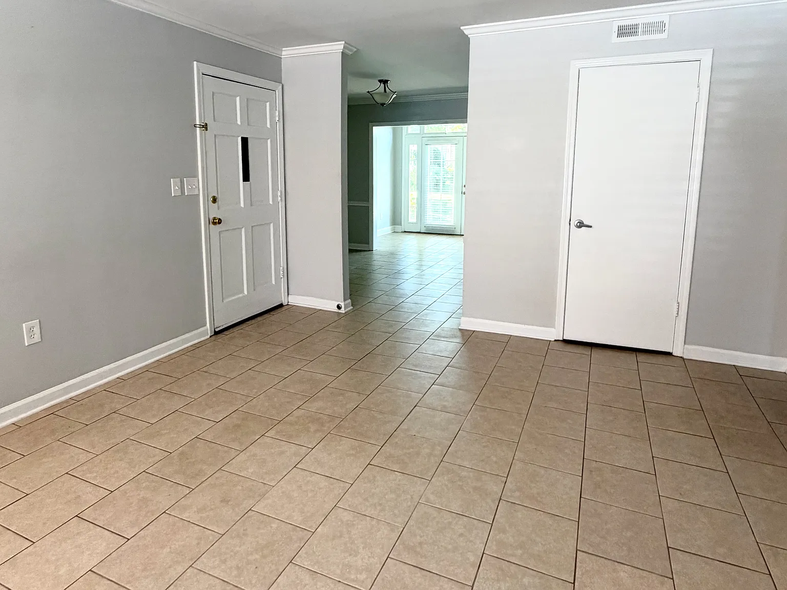 1 bed, 870 sqft, $1,350 — Photo 4