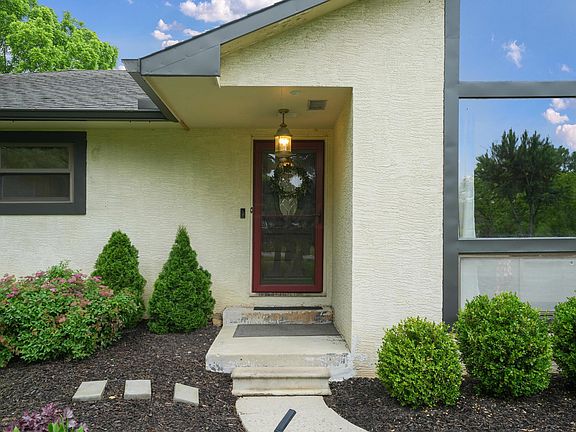 2nd image of 1620 Highland View Dr