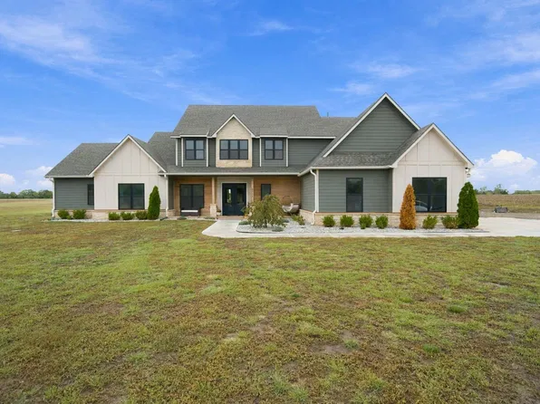 2111 S Yoder Cir, Garden Plain, KS 67050