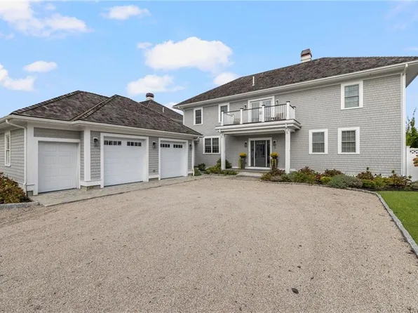 33 Carnegie Abbey Ln, Portsmouth, RI 02871