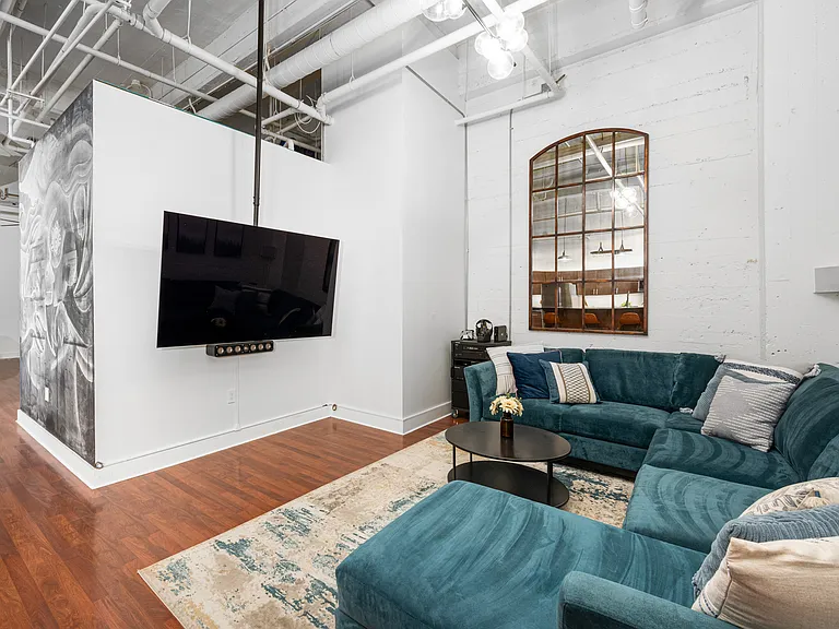 950 6th Ave #437 — Photo 8