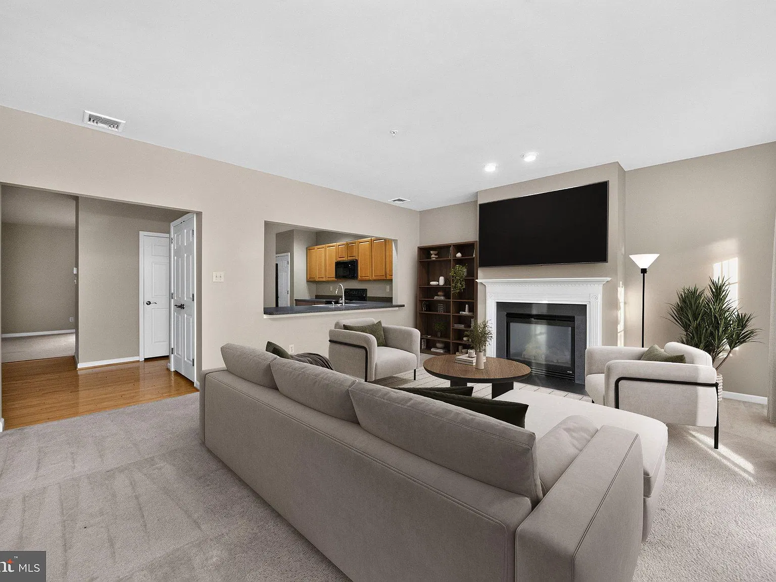 3 bed, 2.5 bath, 4102 sqft, $3,300 — Photo 2