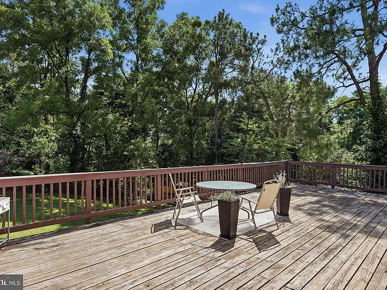 19 Fairview Ave — Photo 33