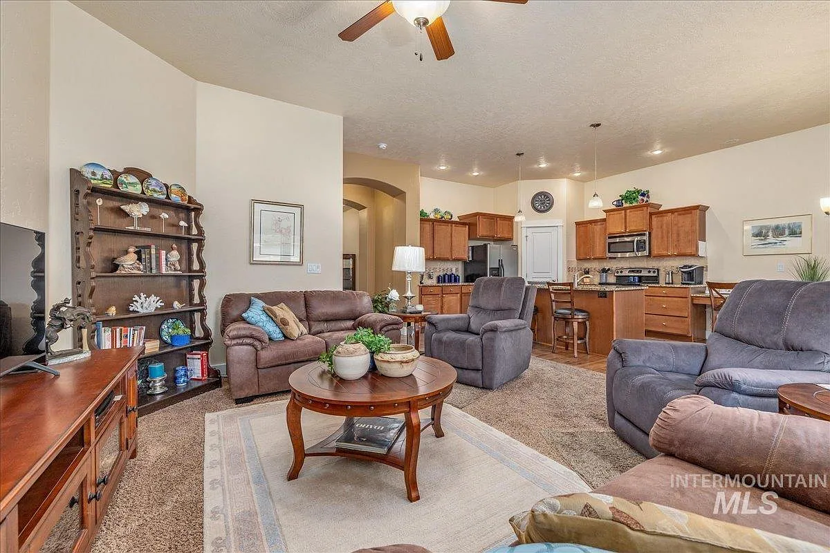 3 bed, 2.0 bath, 1487 sqft, $2,300 — Photo 3