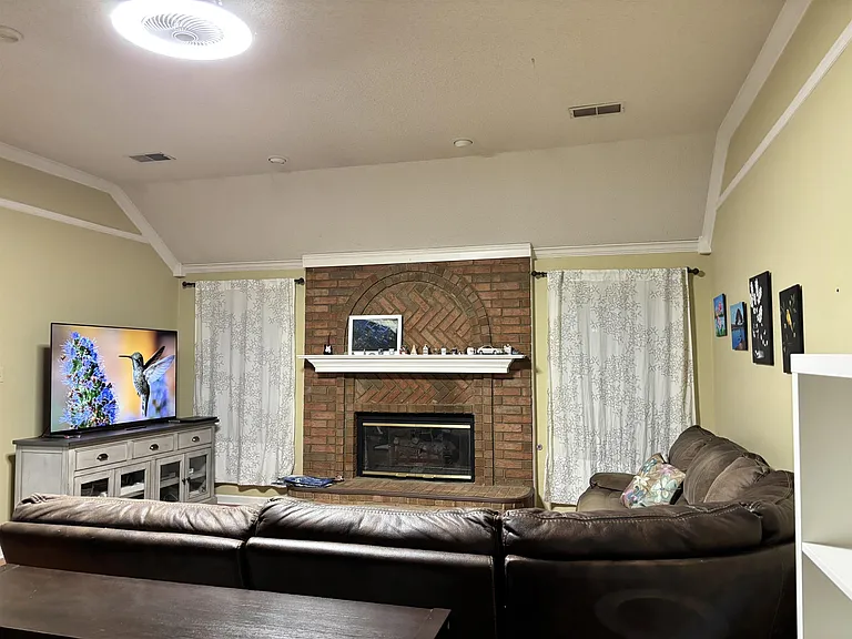 1077 Sugar Ln — Photo 2