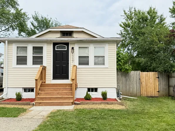 1327 N Pleasant Dr, Round Lake Beach, IL 60073