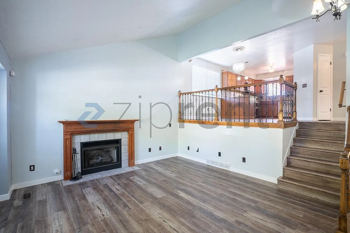 5 bed, 2.5 bath, 2174 sqft, $2,650 — Photo 3