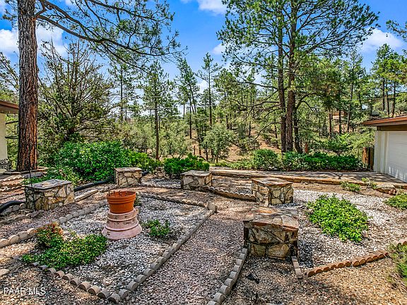 3rd image of 1020 Evergreen Rd