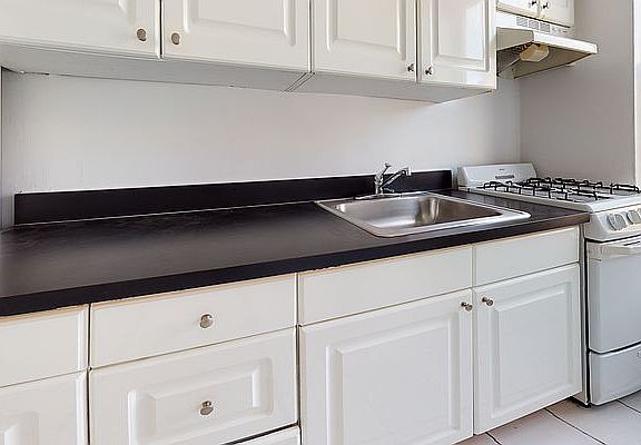3rd image of 4960 Broadway APT 3B