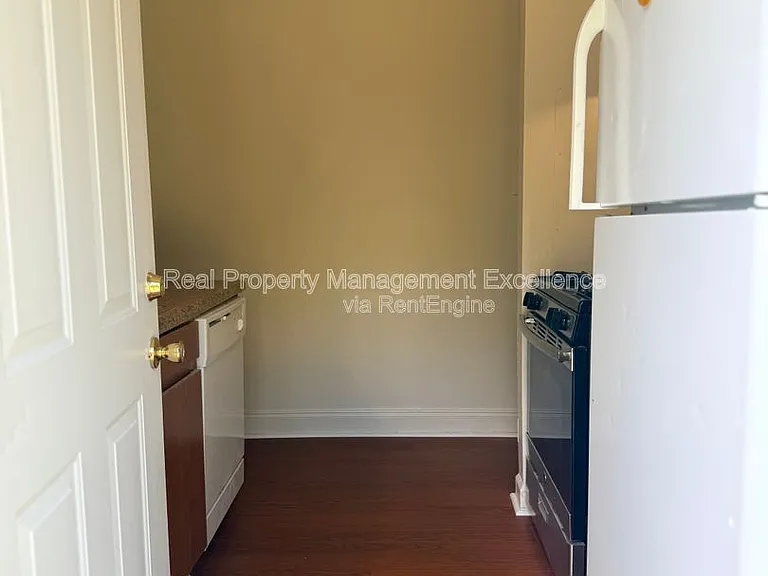 419 Walton St — Photo 8