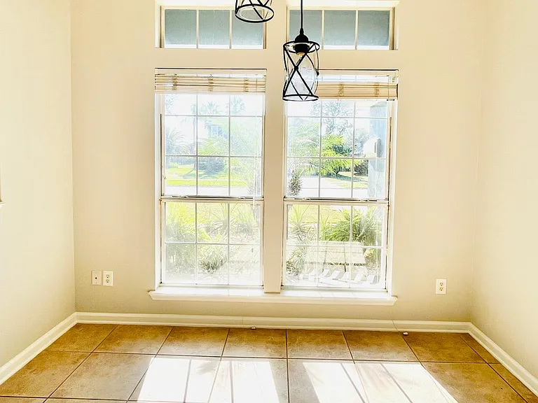 217 W Silverthorn Ln — Photo 3