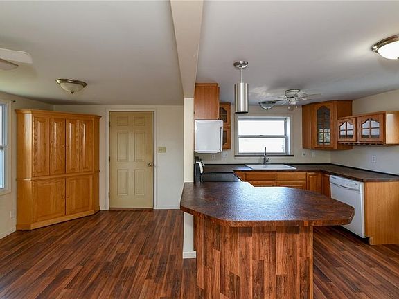 4th image of 830 Fairview Ave