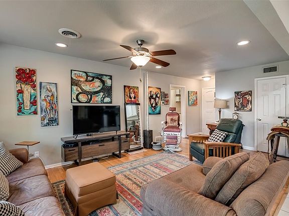 3rd image of 1915 Myrtlewood Dr