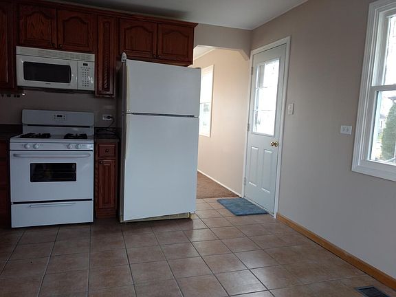 Entrance off driveway into kitchen