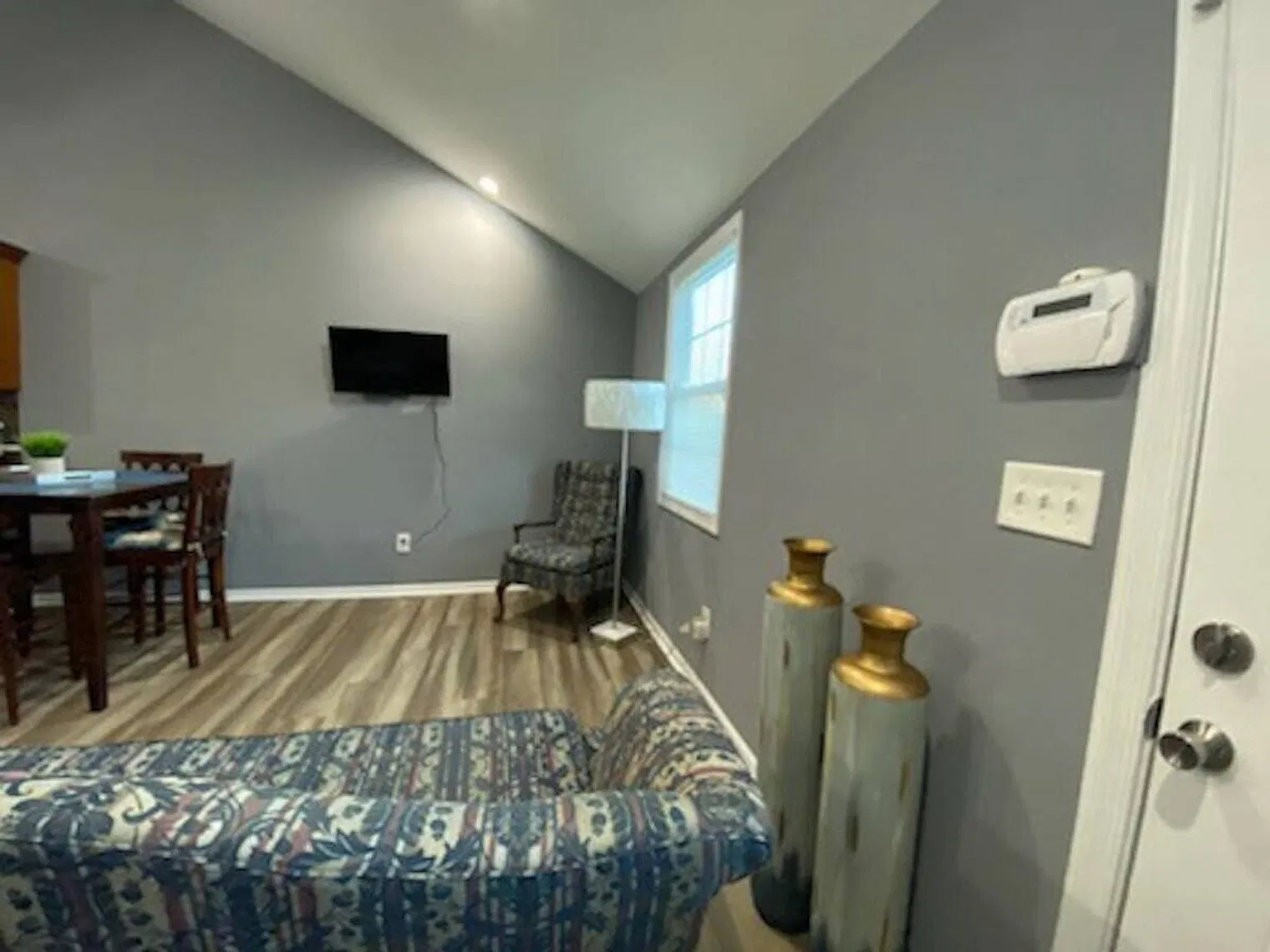 2 bed, 1.0 bath, $5,024 — Photo 3