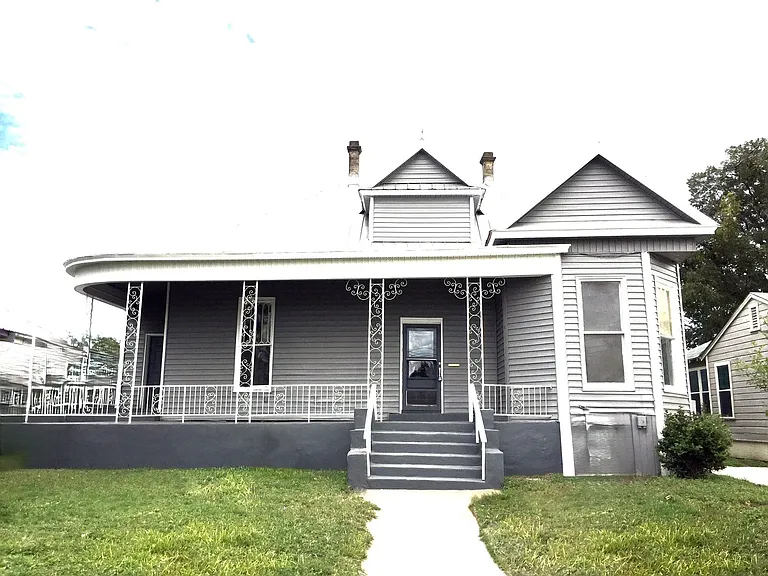 1018 S Olive St — Photo 1