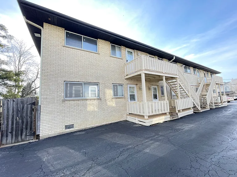 235 E Palatine Rd #2B — Photo 12