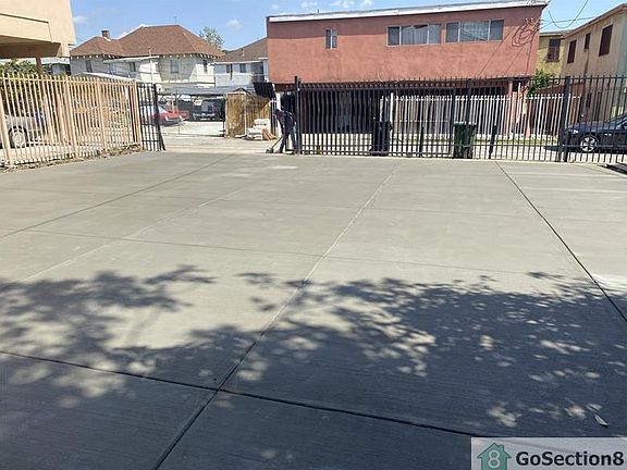 5th image of 2648 S La Salle Ave #2654