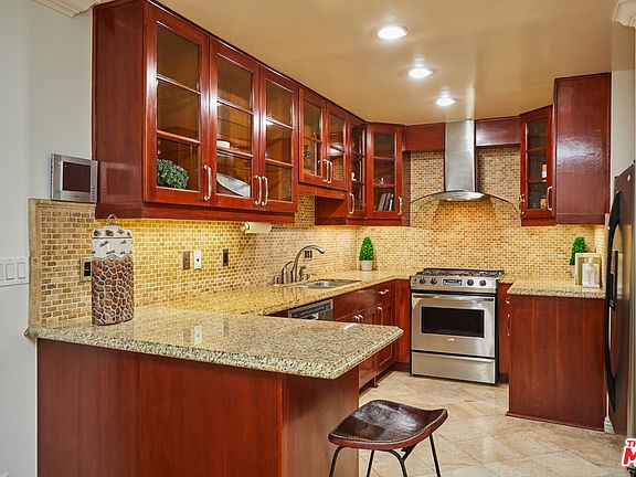 3rd image of 1154 S Barrington Ave APT 209