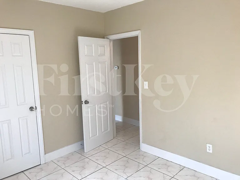 17470 NE 19th Ave — Photo 12