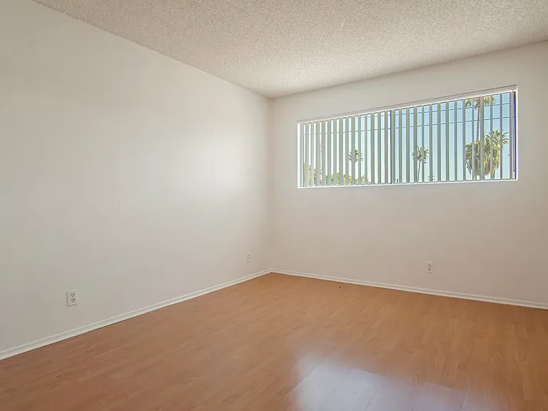 112 W Acacia Ave #102 — Photo 5
