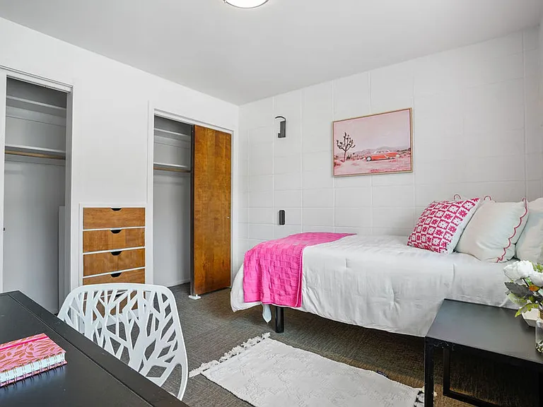 STUDENT HOUSING - MUST BE 18-30YRS OLD — Photo 11