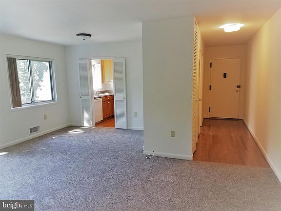 3rd image of 10620 Weymouth St #W204