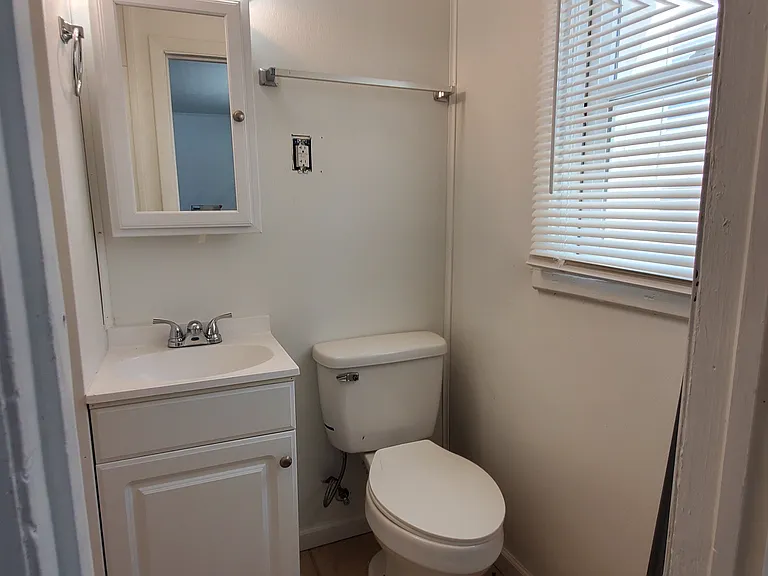 410 W 8th St #8 — Photo 2