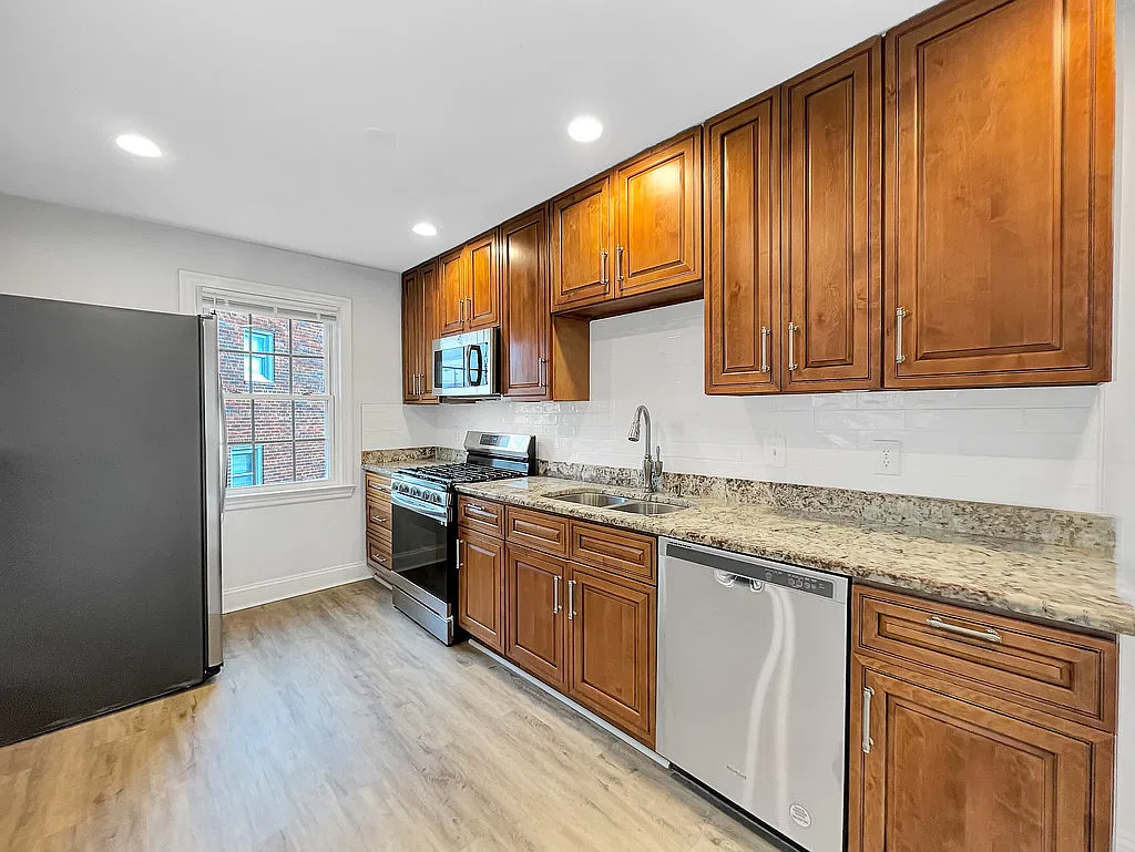 4 bed, 2200 sqft, $3,800 — Photo 3
